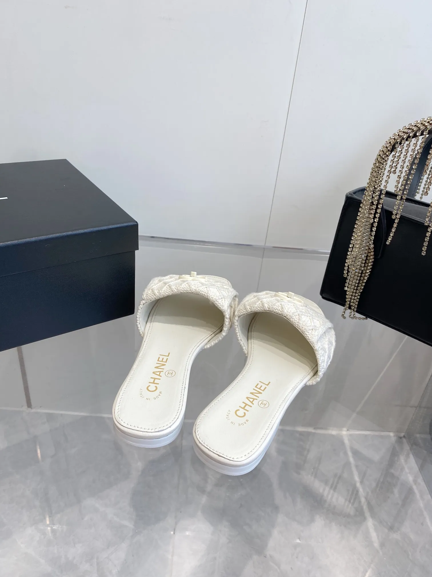 👟👟Ex-factory price 520👟👟 CHANEL｜Chanel 2️⃣5️⃣ss new style! Classic School Bag Buckle Flip Slippers Classic never goes out of style ~ Flip school bag lock design style ~ Slimming and versatile ~ Slippers you won’t get tired of wearing! It feels very comfortable on the feet! A hit that highlights elegance.  #chanel #Chanel #Chanel #chanel shoes